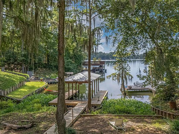 4th image of 555 Shady Acres Dr