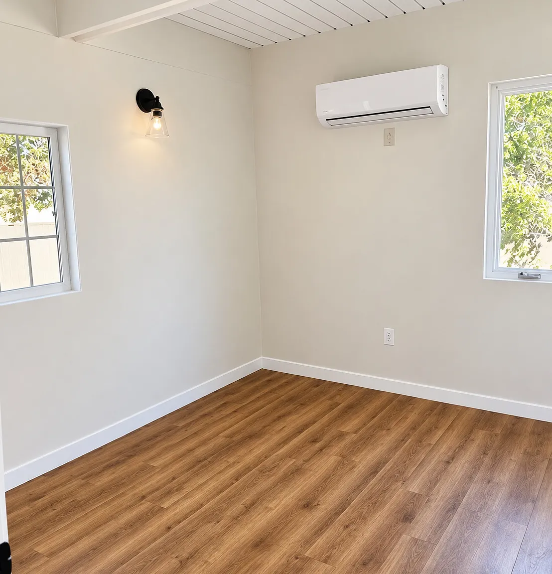 11571 Archwood St — Photo 2