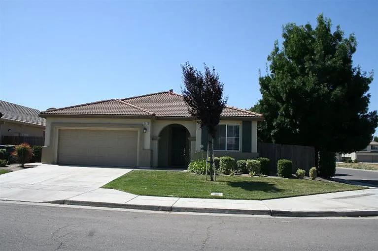 589 Spruce Ct photo 1