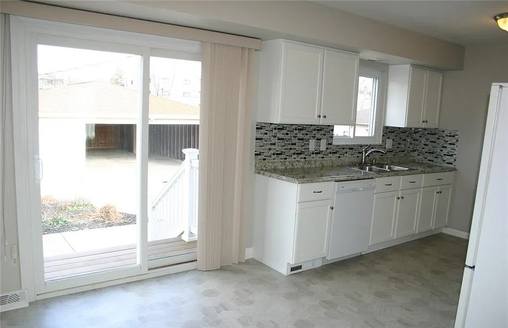 3 bed, 1074 sqft, $2,100 — Photo 2