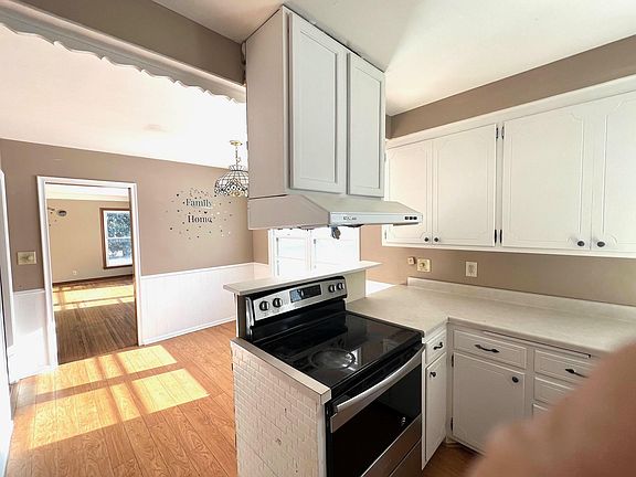 3rd image of 1415 Burke Ave W