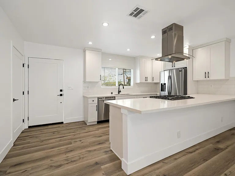 6524 Dashwood St — Photo 10