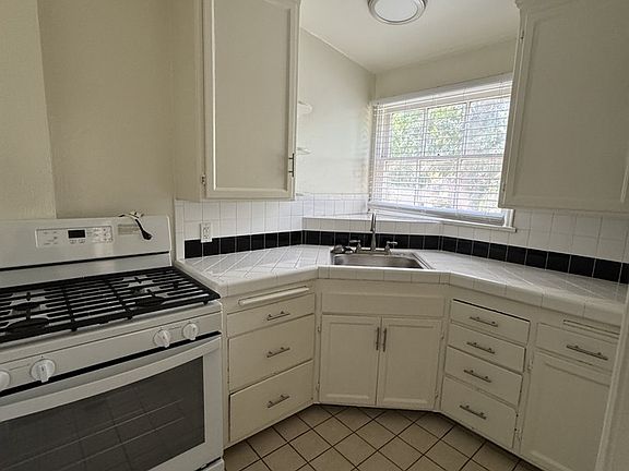 2nd image of 5959 Cahuenga Blvd APT D