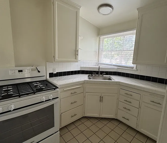 5959 Cahuenga Blvd #D — Photo 2
