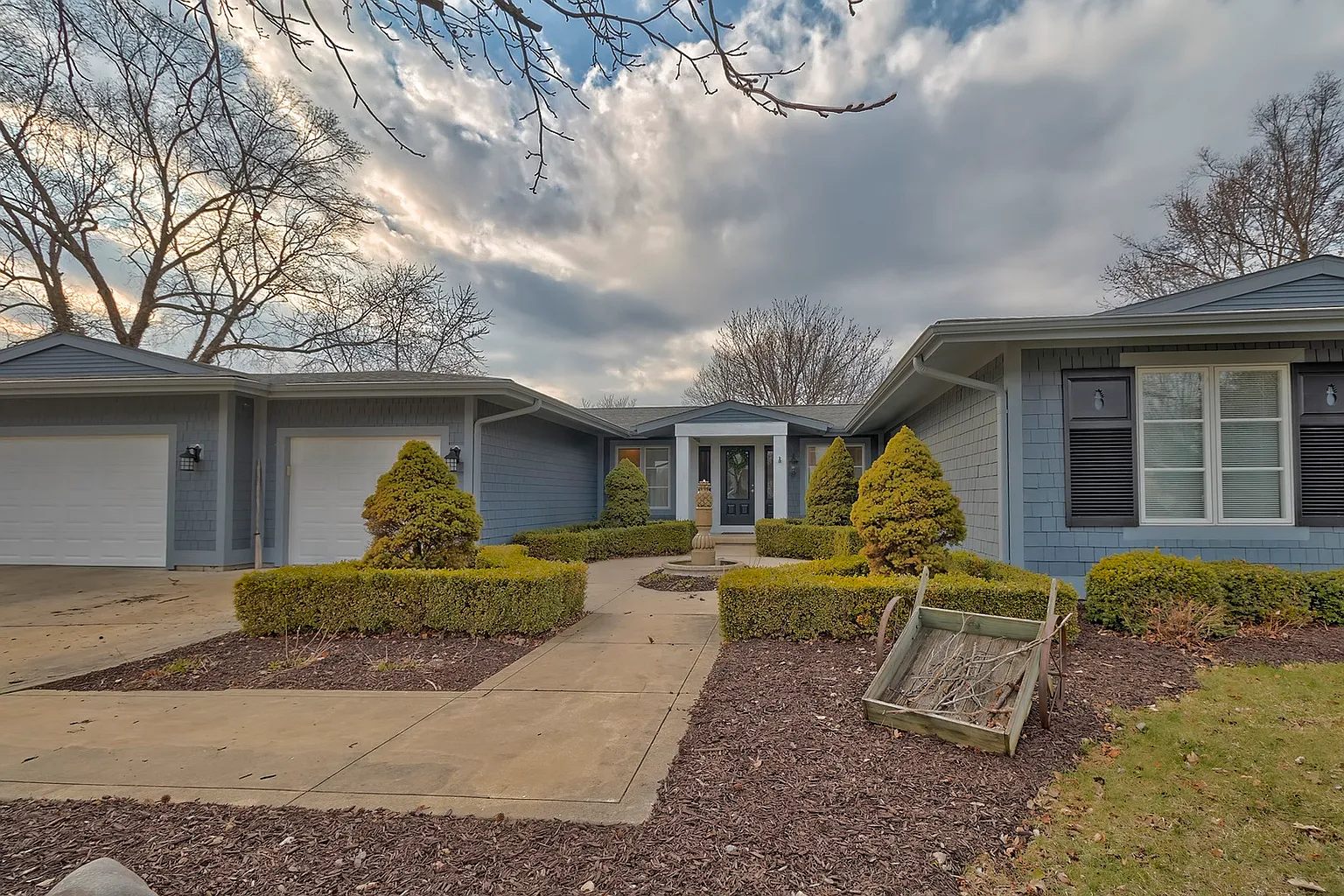 4006 Clubhouse Dr photo 1