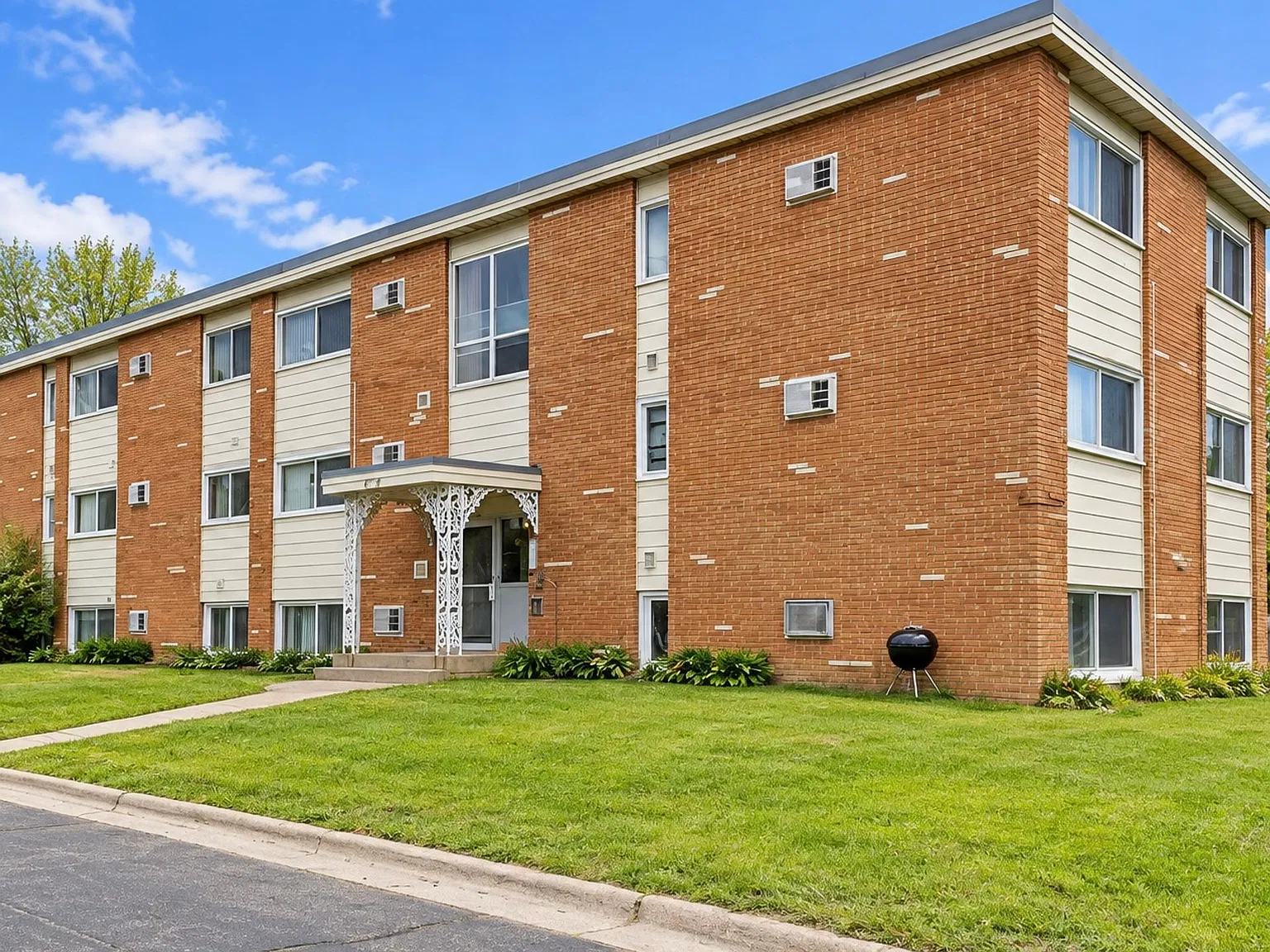 November 1st Move In-Free off Street Parking- Spacious and Sun-Filled 1BR, 1 BA! — Photo 2
