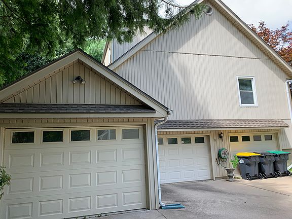 1066 sq ft of garage space