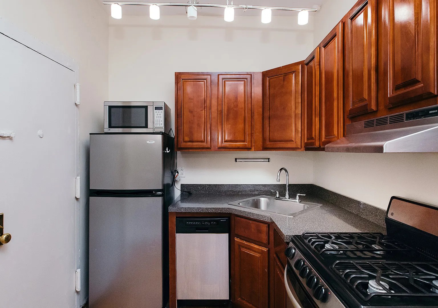 206 Scholes Street — Photo 3