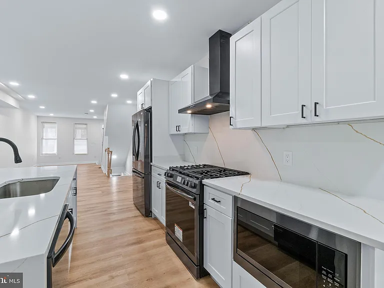 530 E 38th St — Photo 18