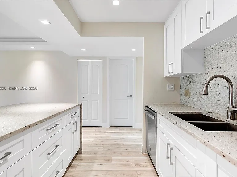 230 Lakeview Dr #106 — Photo 7