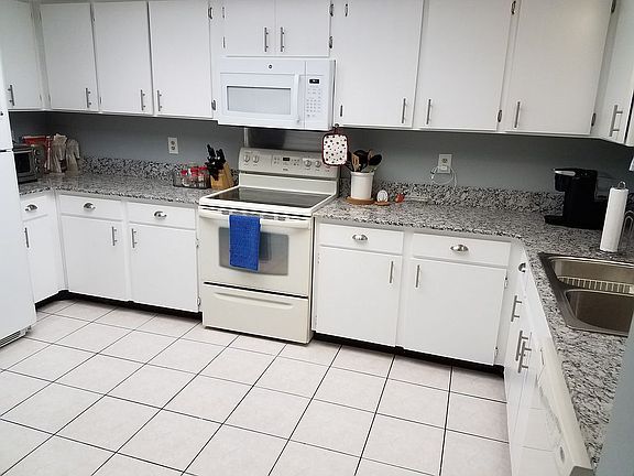 3rd image of 1747 Atrium Dr