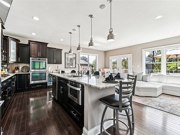 3rd image of 137 Hope Ct