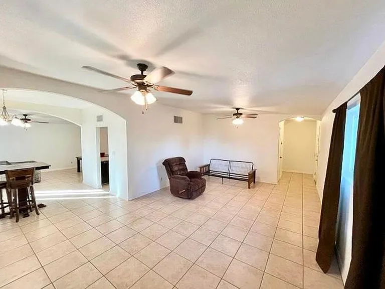 120 S San Jose Dr — Photo 2