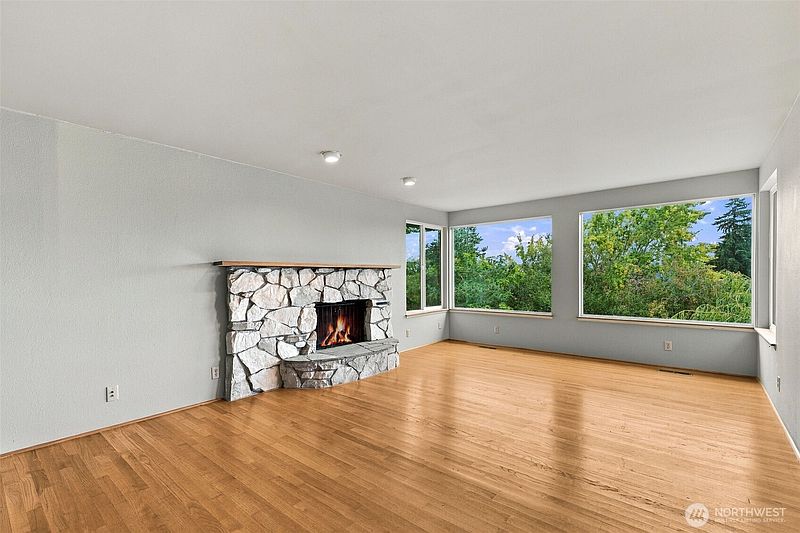 2nd image of 15862 36th Avenue NE
