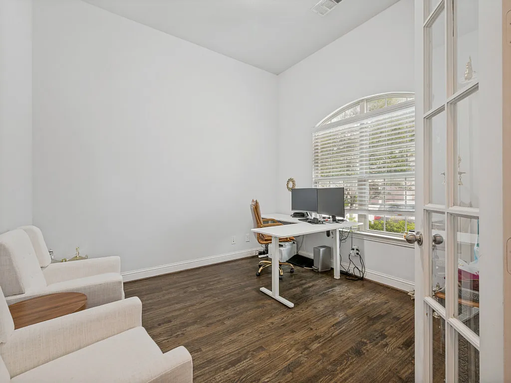 5 bed, 3793 sqft, $3,950 — Photo 3
