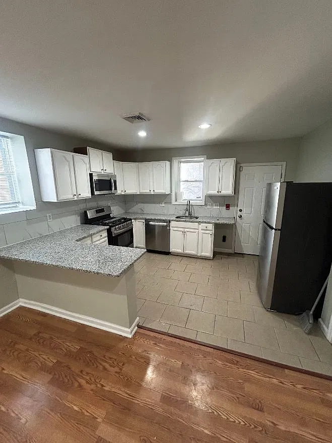 3 bed, 1400 sqft, $1,600 — Photo 3
