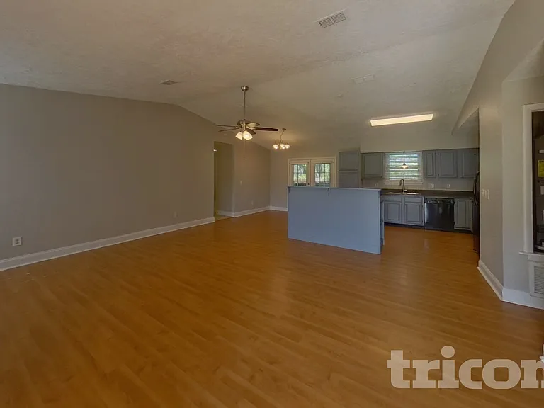 554 Peregrine Ct — Photo 2