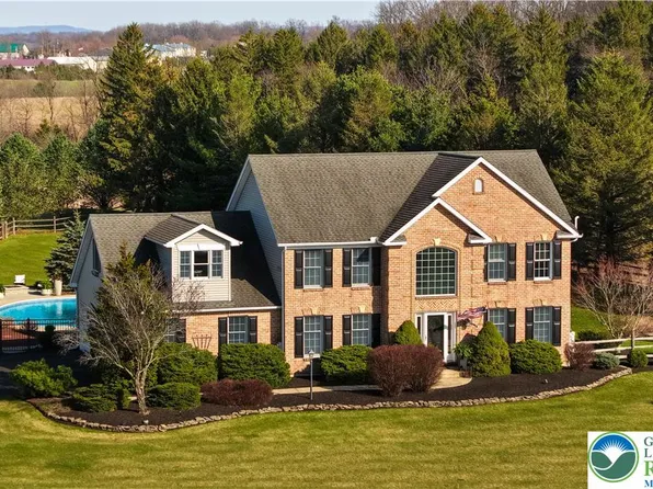 7496 Skytop Ct, Orefield, PA 18069