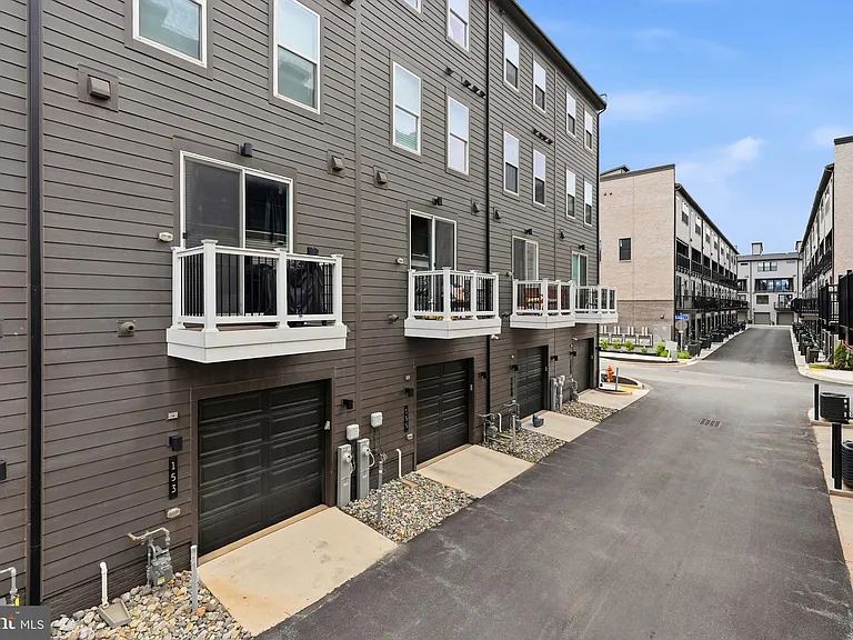 153 Locke St — Photo 37