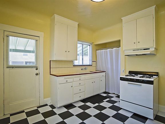 Charming vintage kitchen. Gas stove.