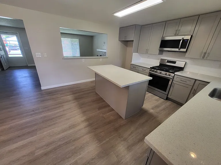 2621 Woodcrest Ln — Photo 4