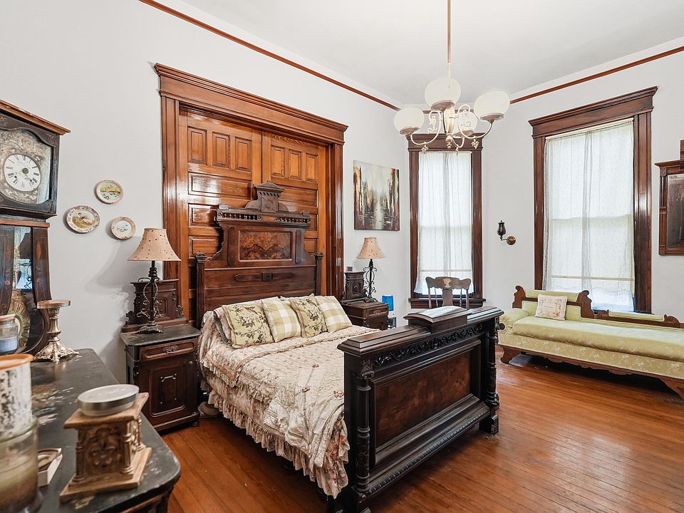19th image of 1823 S Broadway St