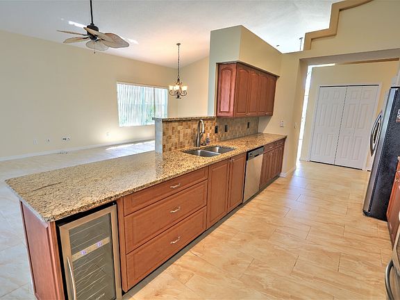 5th image of 8 Villa Lago Ln