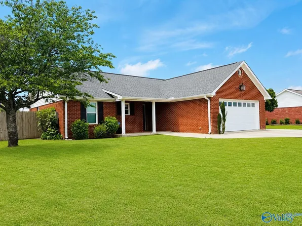 102 Valley Meadows Dr, Hazel Green, AL 35750