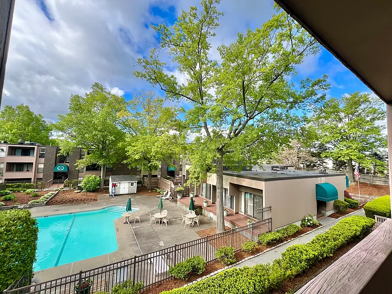 2 Shrewsbury Green Dr #I — Photo 33