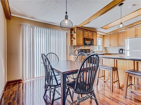 5th image of 7 Linda Ln