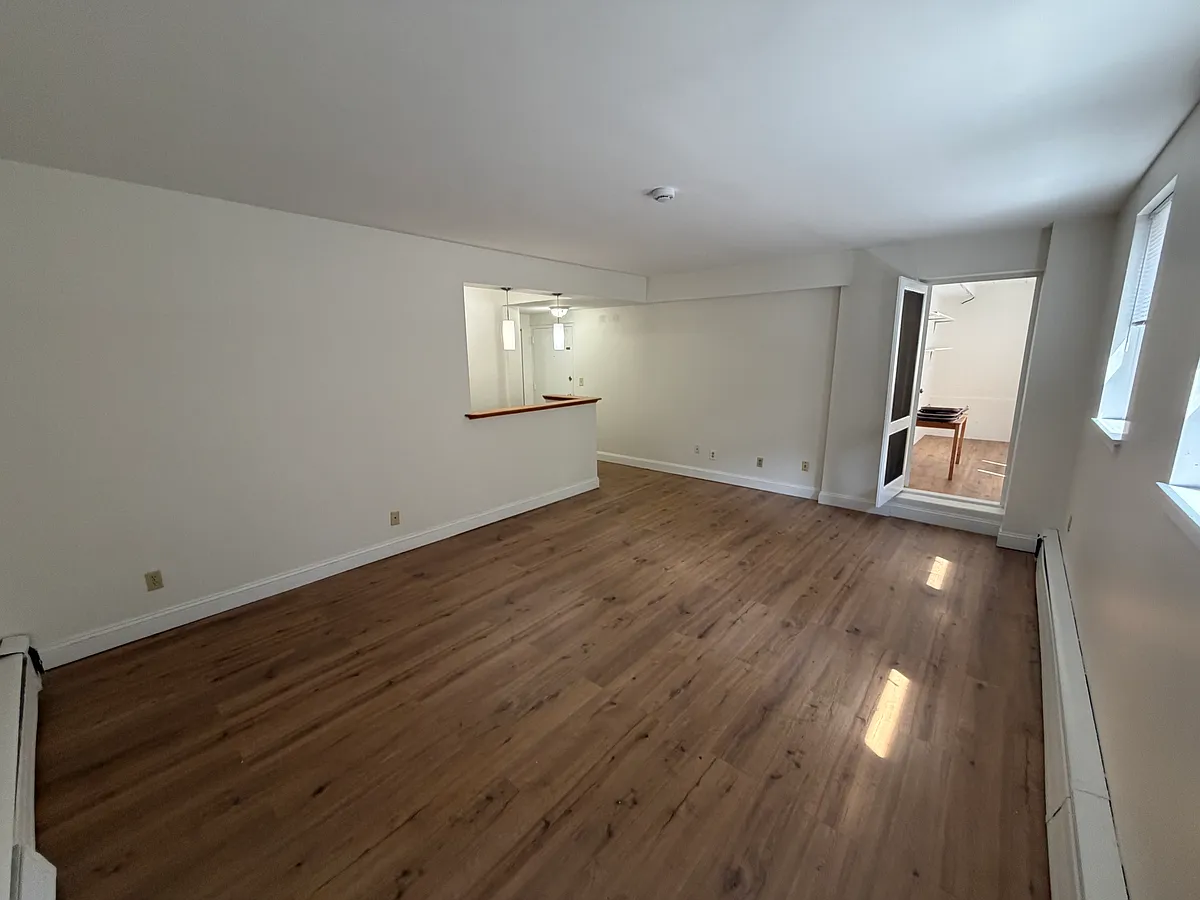 Building Photo - 10 Juniper St #33