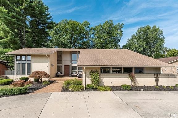 4th image of 6237 University Dr