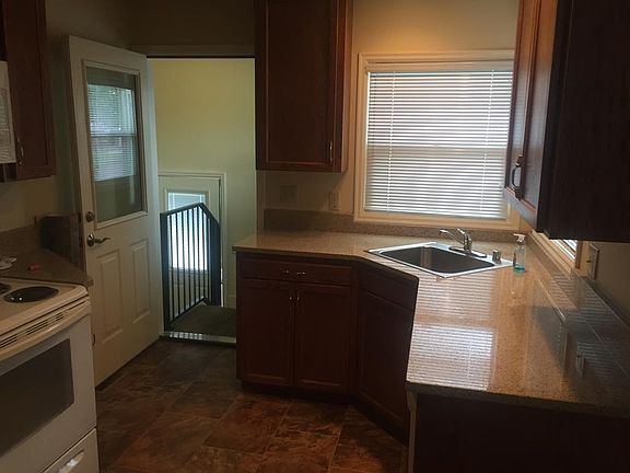 5th image of 405 SE Date Ave
