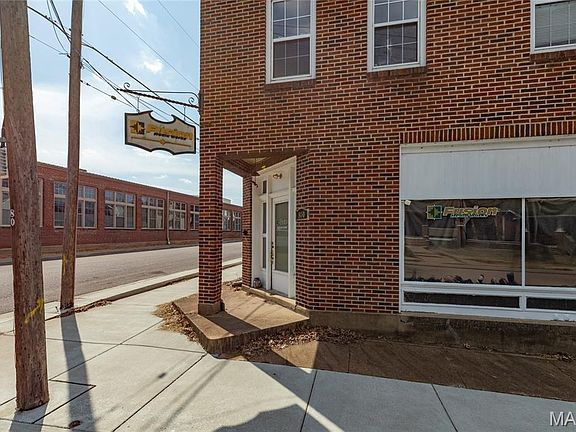 3rd image of 800 W 2nd St