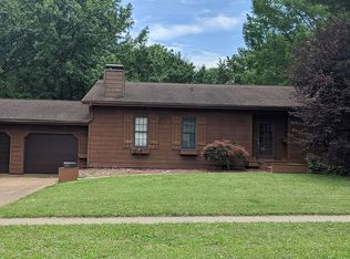 2120 Shabbona Dr, Springfield, IL 62702