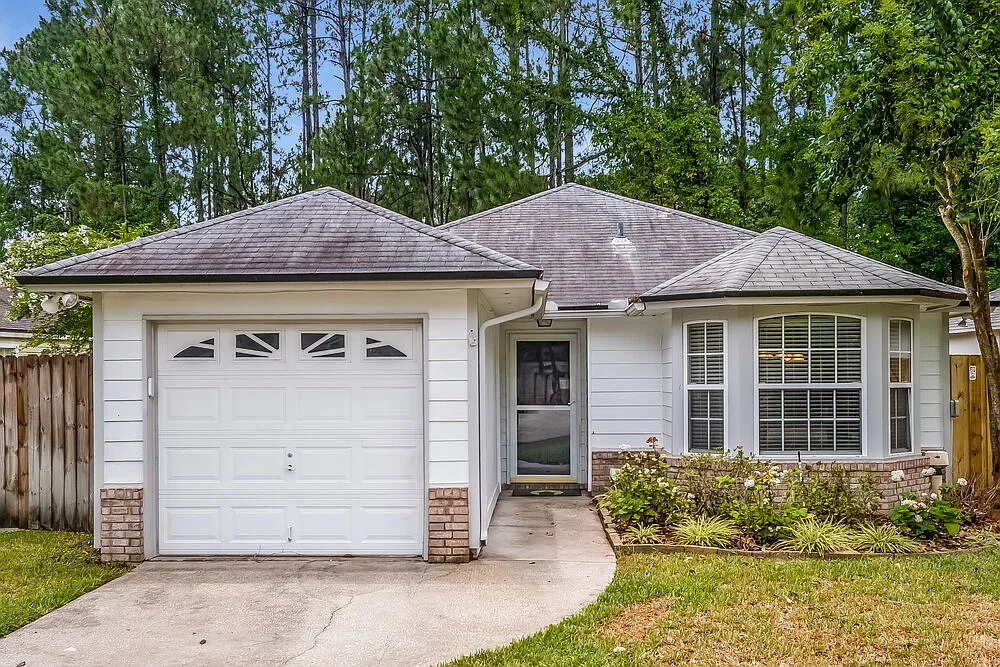 3 bed, 2.0 bath, 1386 sqft, $2,220 — Photo 1