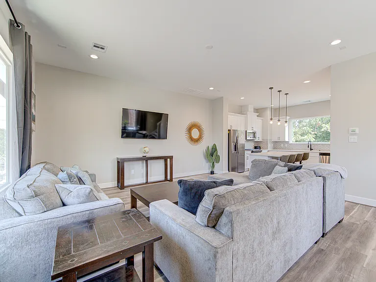 2418 Everett St — Photo 11