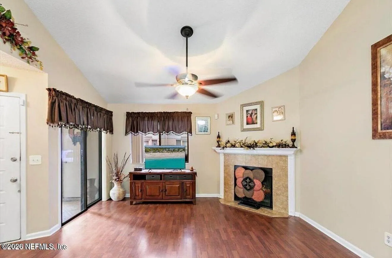 2 bed, 2.0 bath, 1240 sqft, $1,650 — Photo 3
