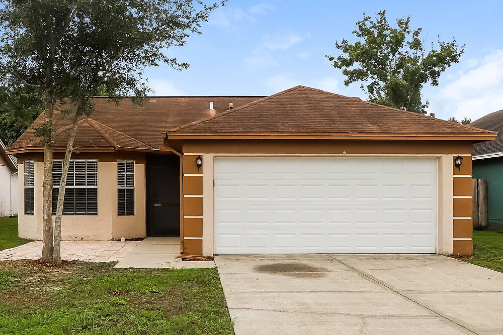 3 bed, 2.0 bath, 1243 sqft, $2,010 — Photo 1
