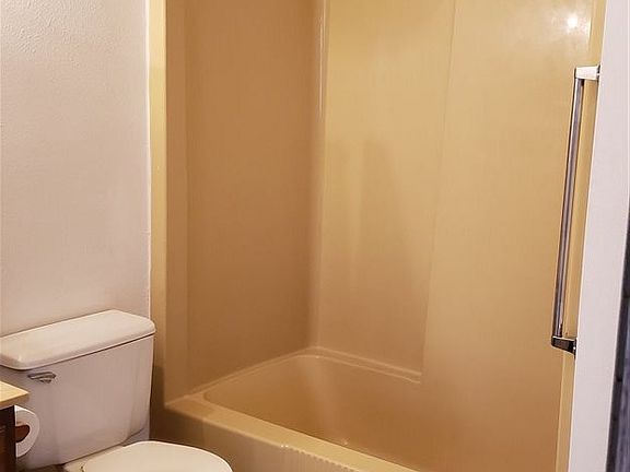 5th image of 605 2nd St NE