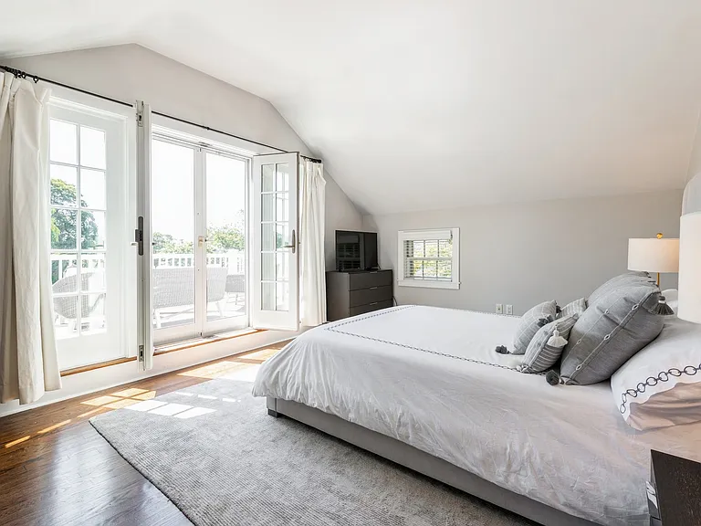 252 Hill St — Photo 10