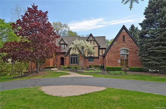 2057 Victoria Hl photo 1