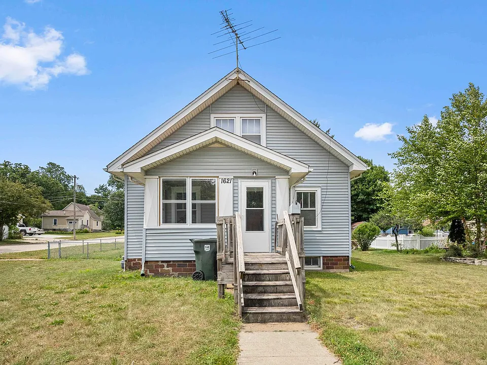 1621 Main St