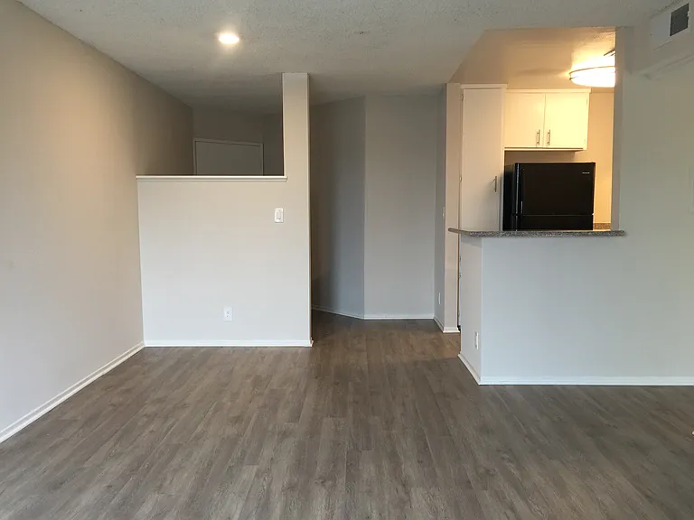 IMT 14227 Vanowen — Photo 24