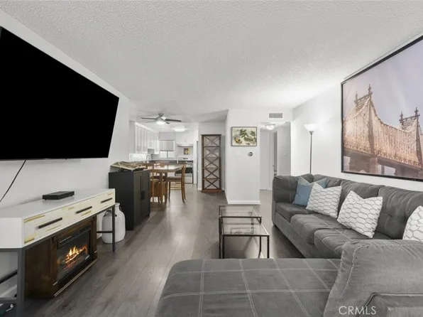 18555 Collins St APT C18, Tarzana, CA 91356