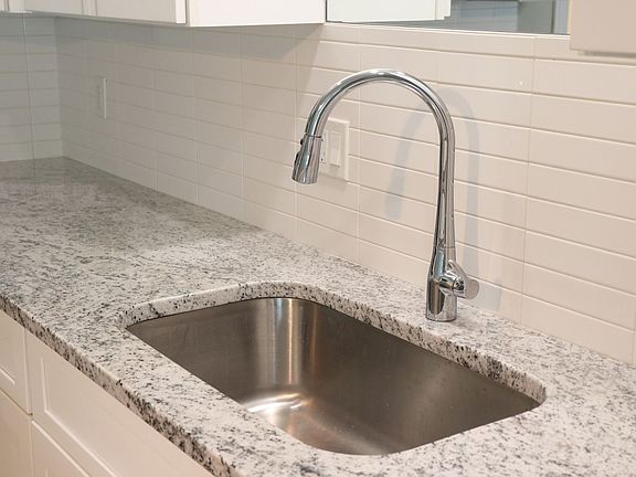3rd image of 39 Glenwood Ave APT 6