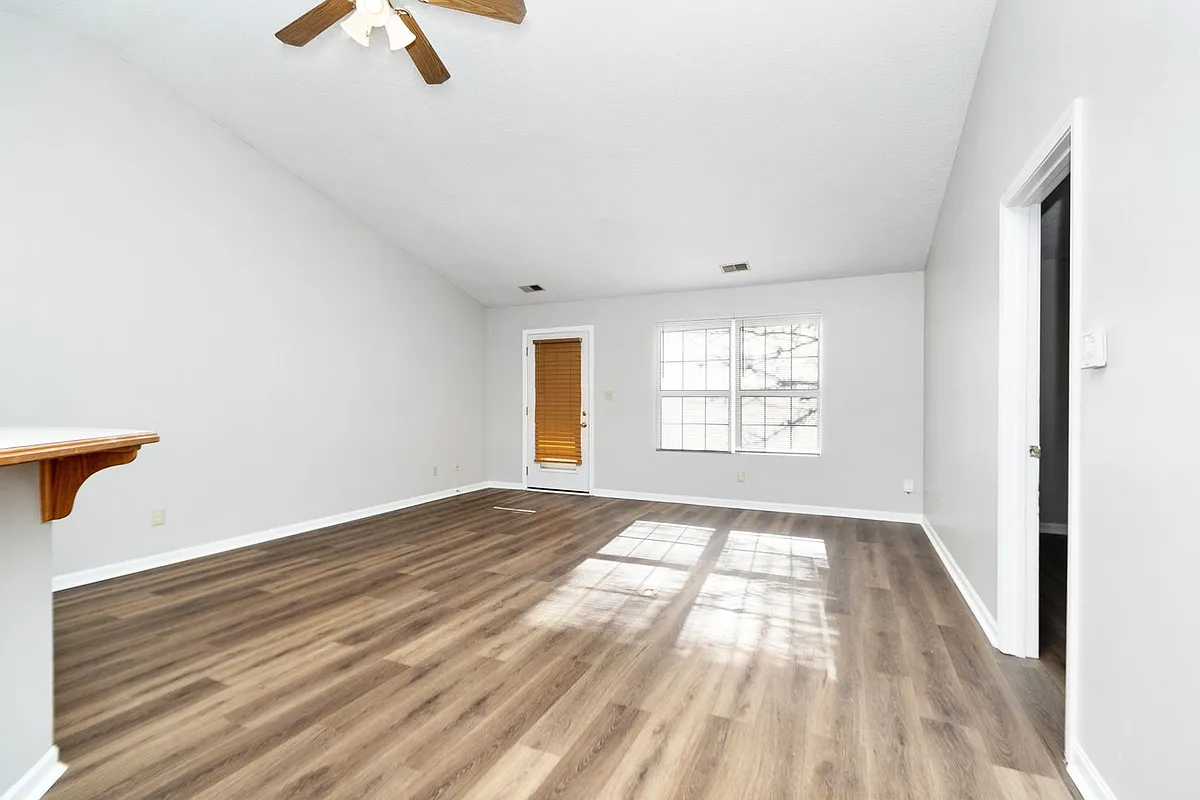 Building Photo - 813 Walters Dr