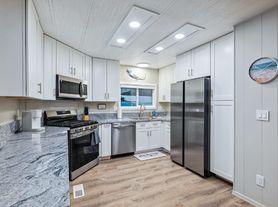 2 bed, 1.5 bath, 1392 sqft, $2,400