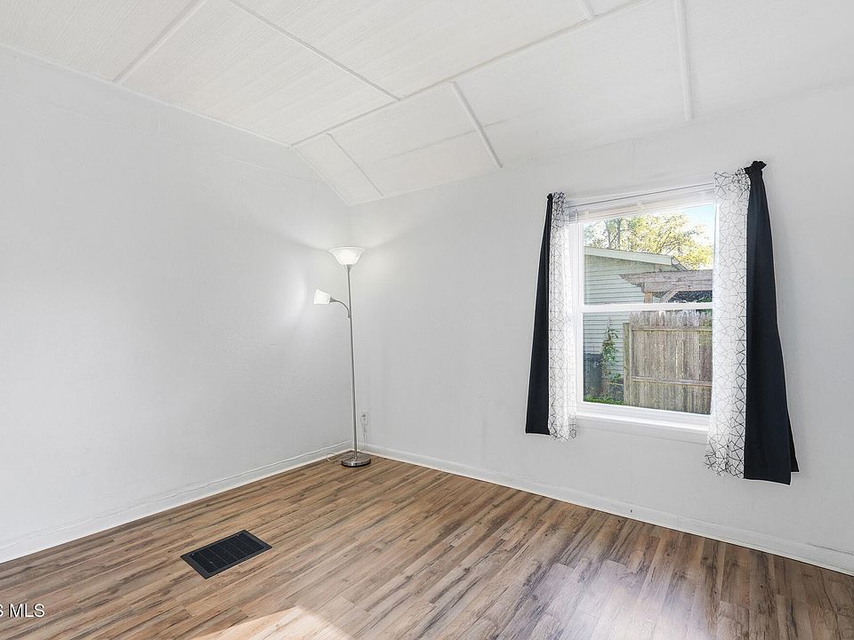 31st image of 1543 Travis Dr