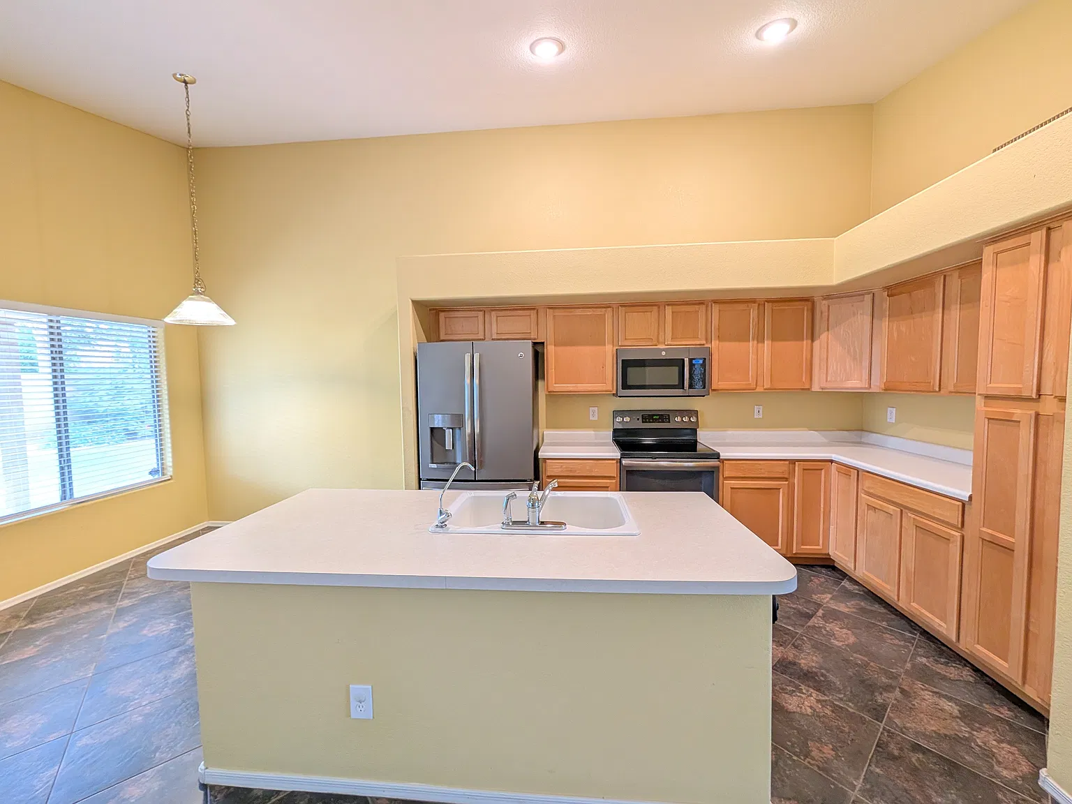 3 bed, 1713 sqft, $2,300 — Photo 2